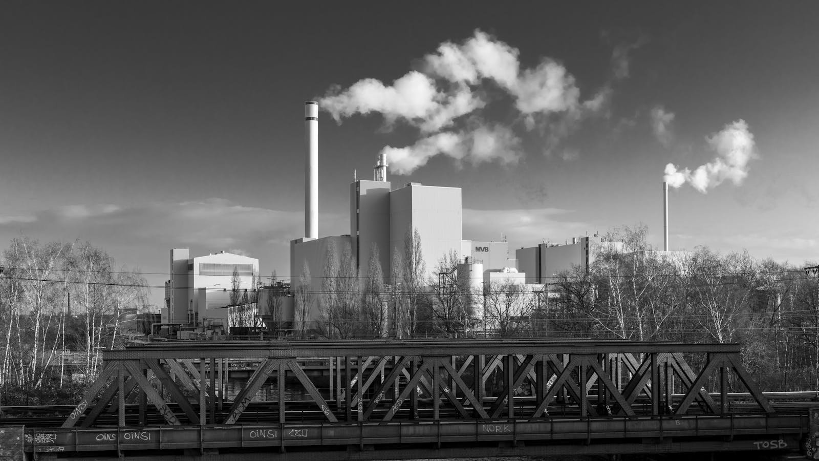 Contacto Universal Motion Products Monochrome view of a power plant and industrial facility in Hamburg, Germany.